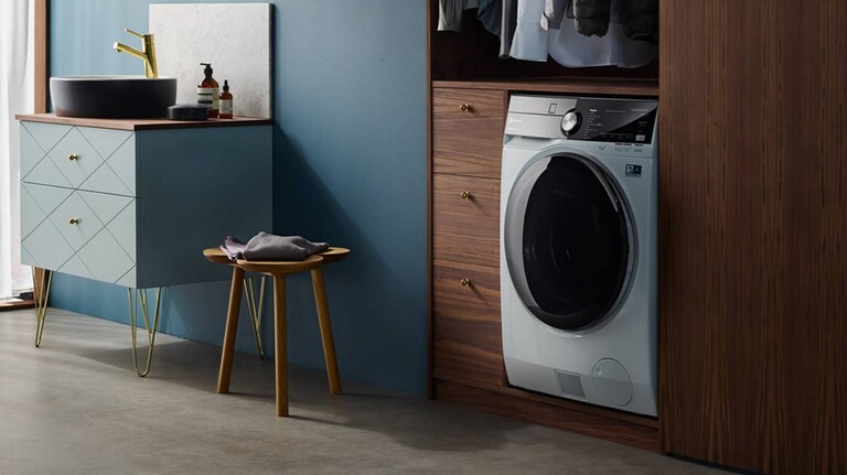 En  Electrolux vaske-tørremaskine i et flot badeværelse.