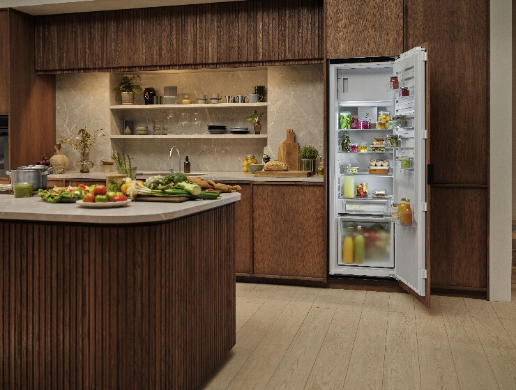 Køkkenudsigt med åbent køleskab i baggrunden.