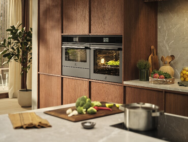 Køkkenudsigt med ovne i væggen.