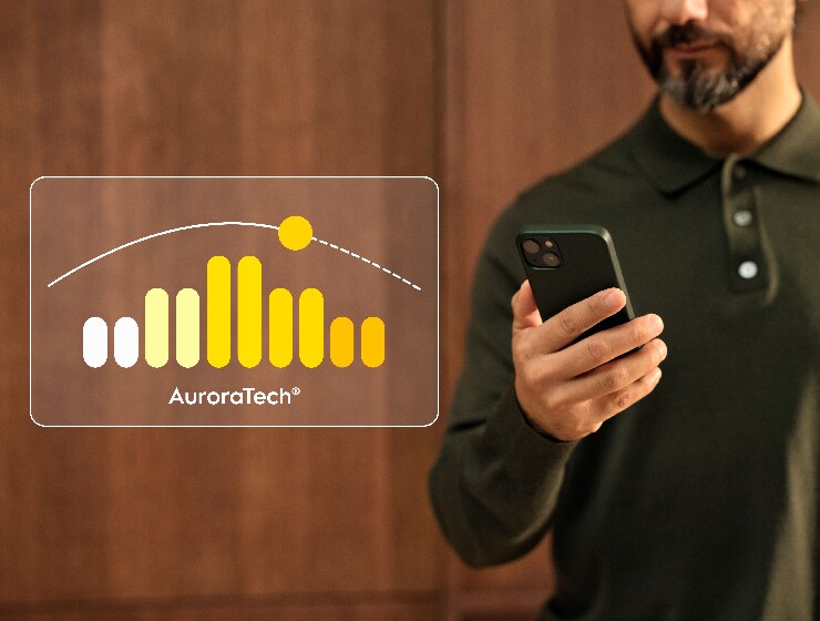 Mand der styrer emhættens indstillinger med sin telefon.