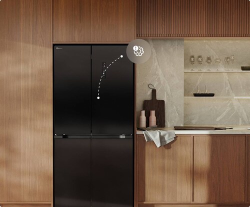 Sort køleskab i køkkenet.