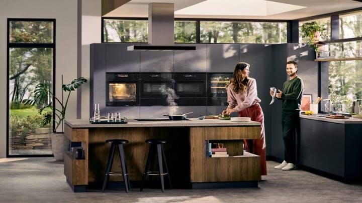 En mand og en kvinde laver mad i et køkken