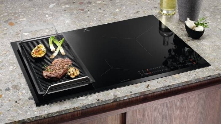 Mad tilberedes på en induktionskogeplade