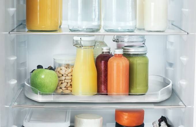 Ferske råvarer i et åbent Electrolux køleskab.