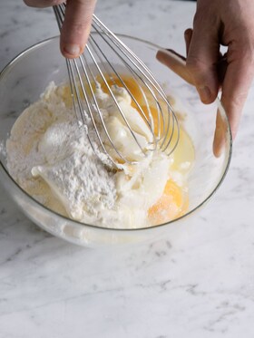 Piskning af æg i skål