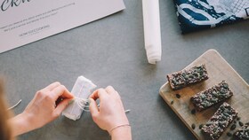 Hænder som binder bånd om små rwabars