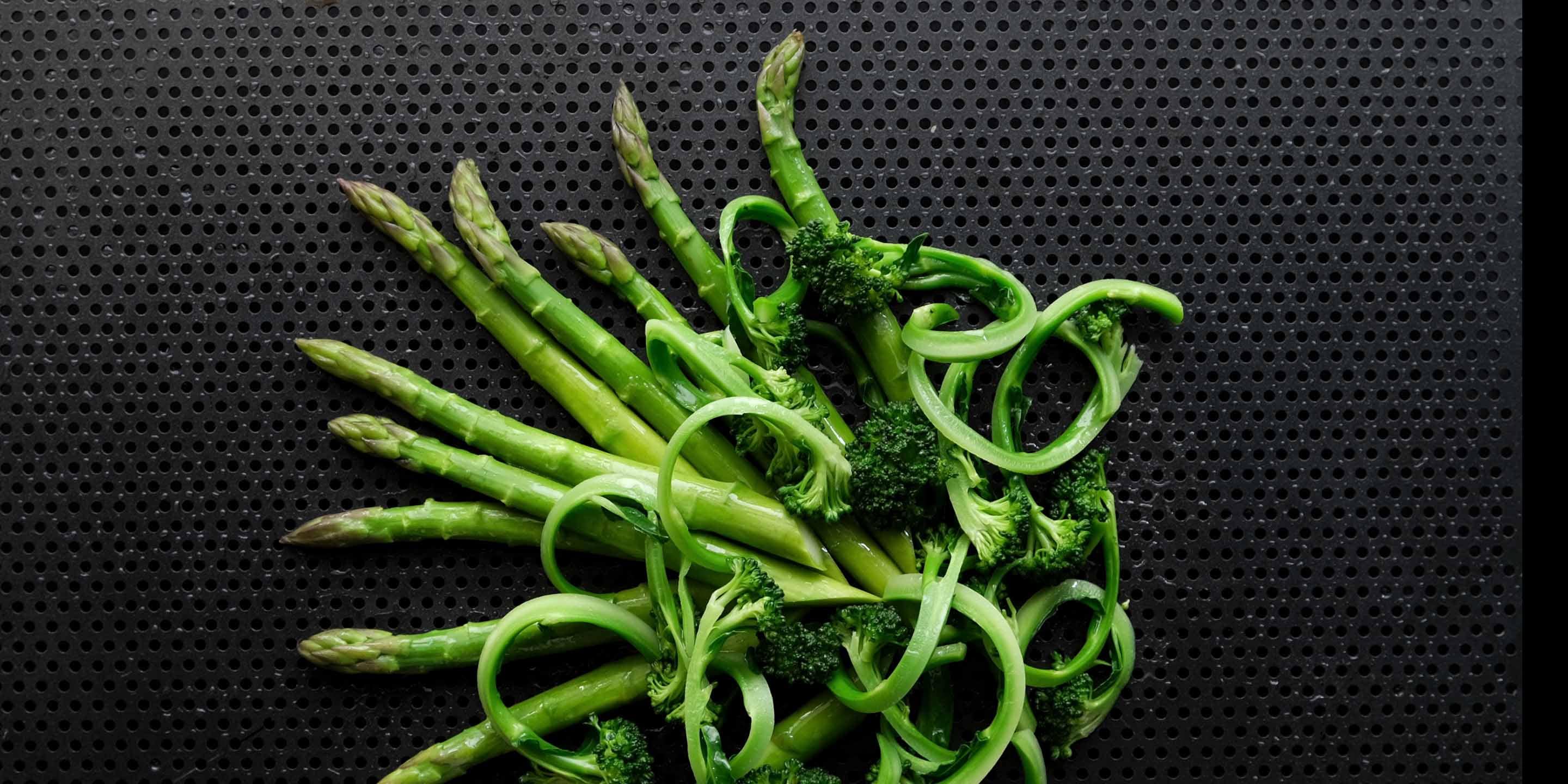Perfekt sparris och broccolini med ånga