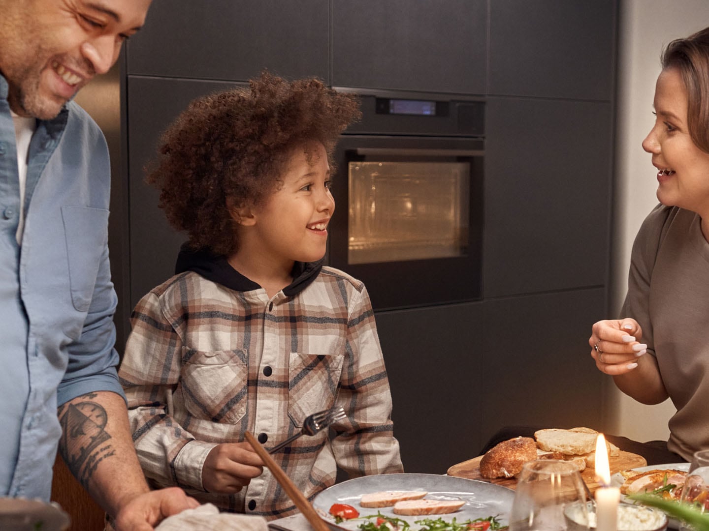 Familie i et køkken.