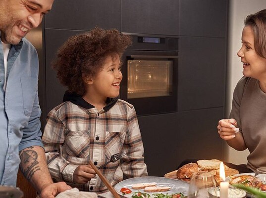 Familie i et køkken.