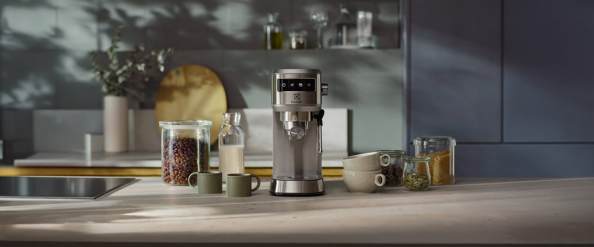 Sølvfarvet kaffemaskine og kaffebønner.