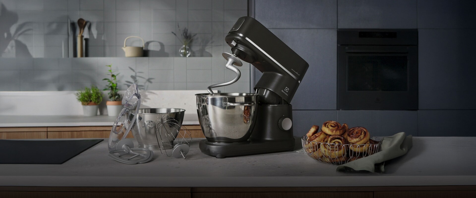 Køkkenmaskine og friskbagte kanelsnegle