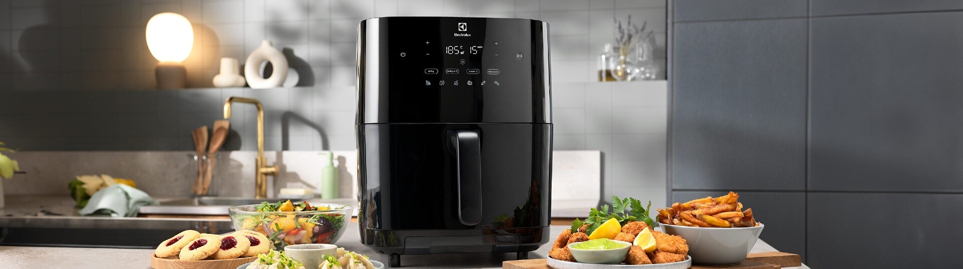 Electrolux Airfryer i et køkken med farverige madvarer