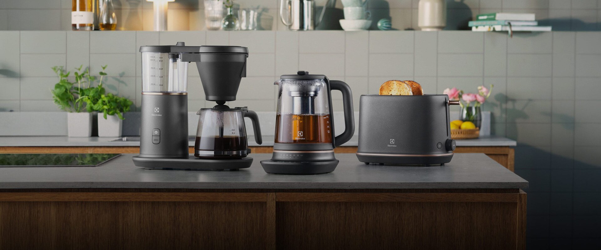 Forskelligt køkkenudstyr stillet op på række.