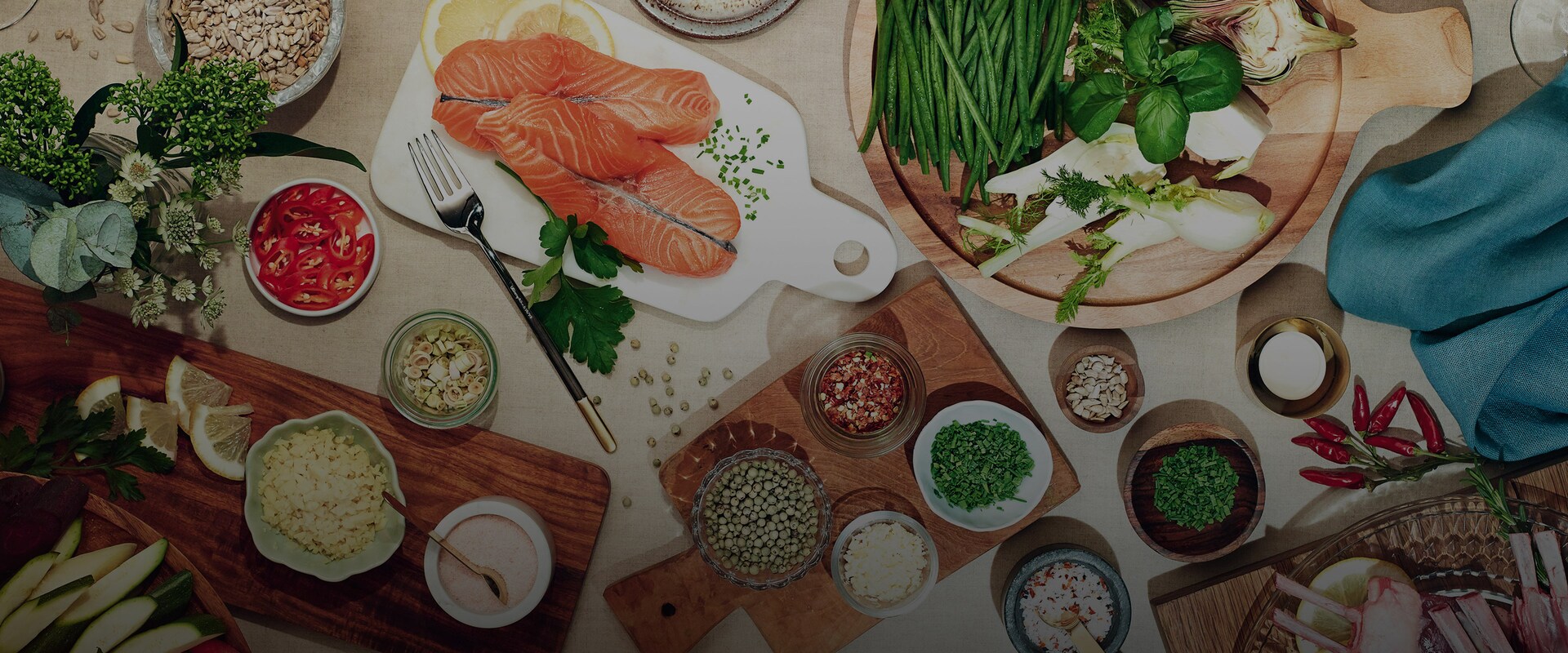 Råvarer som laks, grøntsager og krydderurter