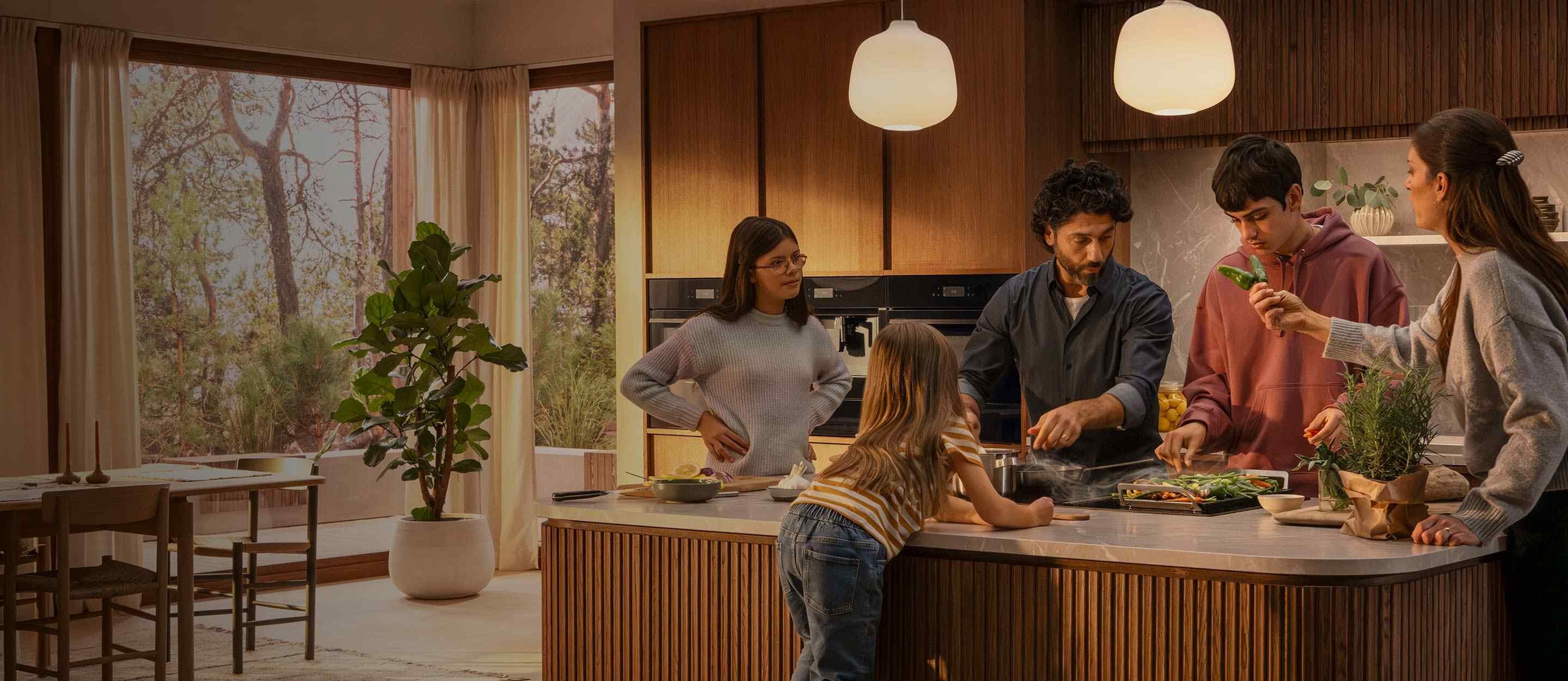 Folk socialiserer i køkkenet