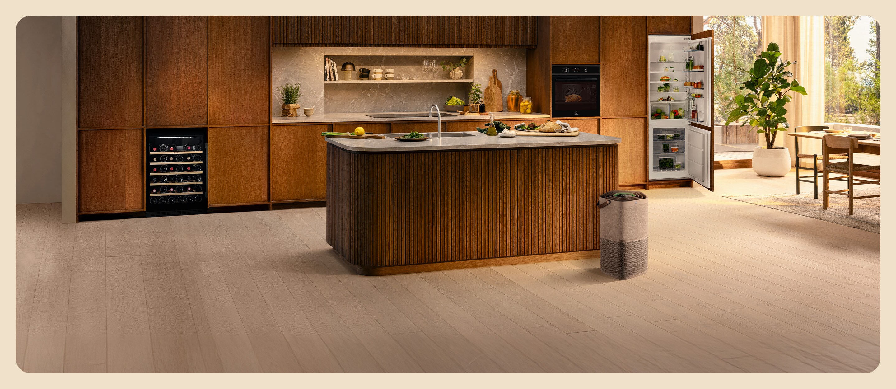 Skandinavisk køkken med træpaneler, en køkkenø, integreret vinkøleskab, et åbent køleskab og en fritstående luftrenser.