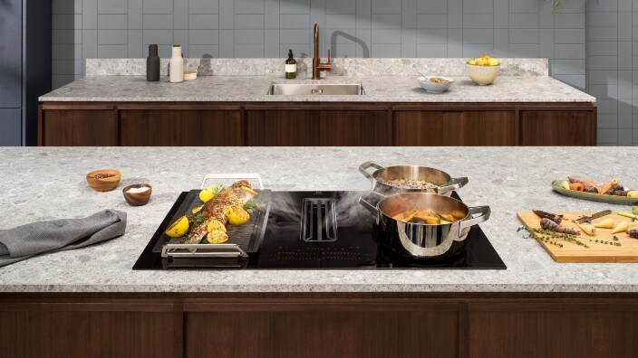 Mad tilberedes på en induktionskogeplade