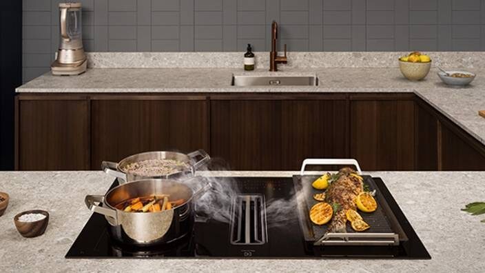 Mad der tilberedes på en induktionskogeplade