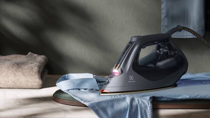 Electrolux strygejern som stryger en skjorte