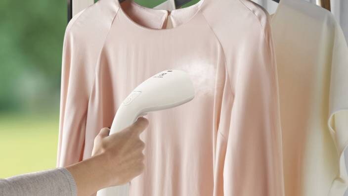 En lyserød bluse der bliver dampet