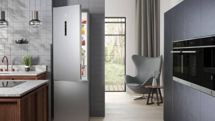 Et køle-/fryseskab i et topmoderne køkken.