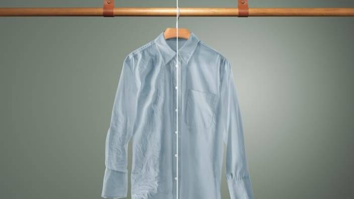 en hvid skjorte på en bøjle