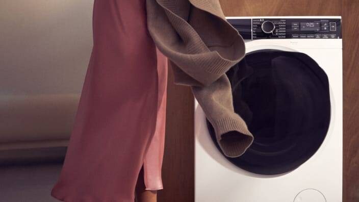 en uldtrøje på vej ind i en tørretumbler