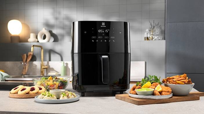 Billede af airfryer og forskellige retter