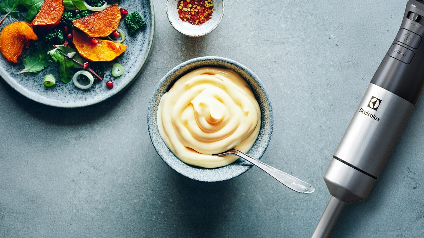 Hjemmelavet mayonnaise tilberedt med stavblender.